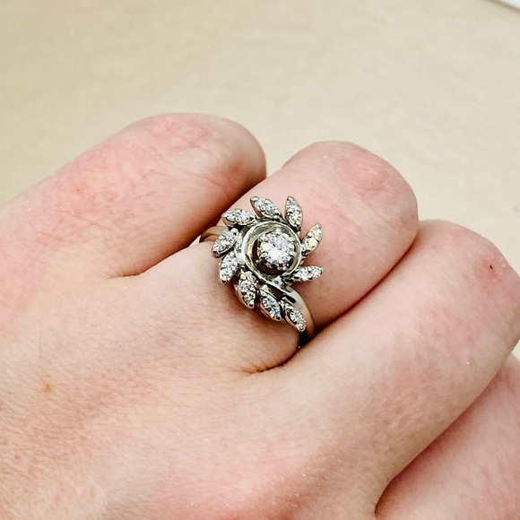 EUC Vintage Platinum Old European Cut Flower Ring w/ Round Diamond Accents - Picture 12 of 17